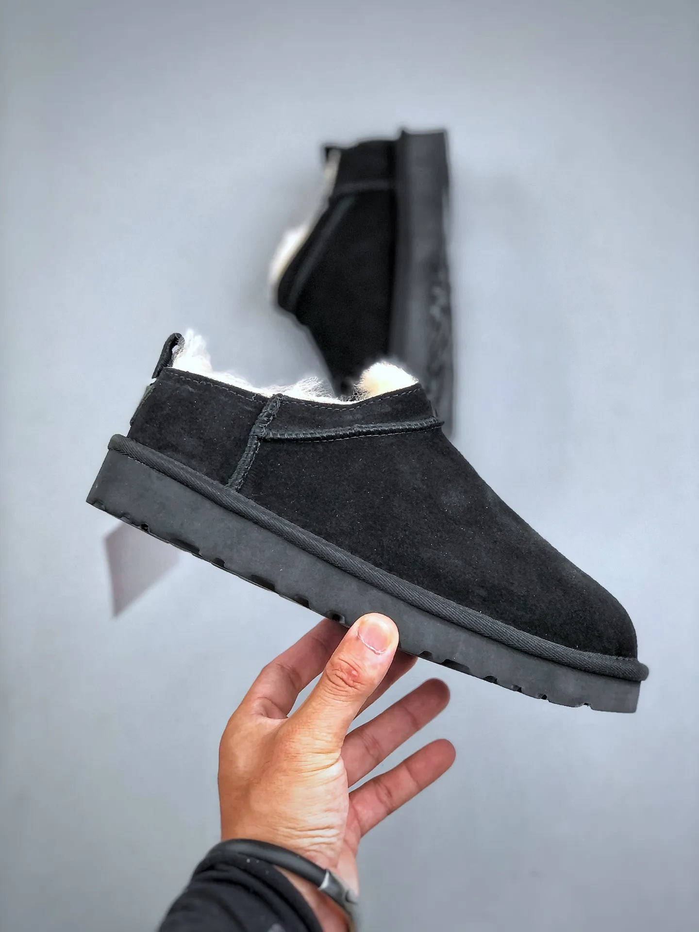 Local self-pickup💰520 supports store placement. The top version of ugg on the market. 25 new models. UGG Elea Slip-On. Thin and light slip-on. Home, office, air-conditioned room. Easy to match, super fashionable and long-leg welfare model. Produced by a large foreign trade factory in Guangzhou. Toe to insole. Genuine sheep fur integrated. Independent outer box packaging. Chip with waterproof technology. Different from any version on the market. Independently developed original outsole and cashmere insole to keep you warm in winter and suitable for home use. In recent years, uug has launched a style series that is partially geared towards the preferences of young consumers and has also moved to the forefront of fashion trends. Shoe body material Water-repellent coated suede upper 17 mm UGGPURE™ implanted wool insole Lightweight non-slip and comfortable rubber outsole With brand LOGO trademark Comes with a full set of packaging Size: 35-40